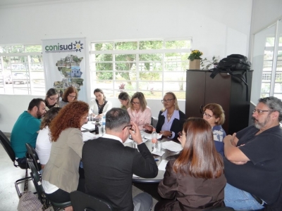 CONISUD RECEBE H&Eacute;LIO SULEIMAN, DIRETOR DO COMIT&Ecirc; DE BACIAS E BEATRIZ VILERA, TECNICA DA FABHAT
