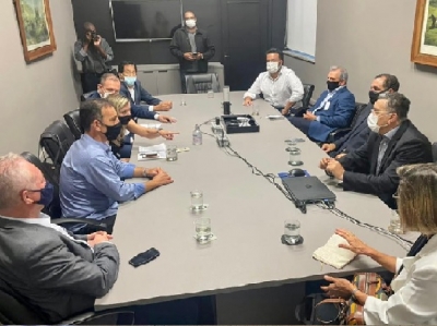 PREFEITOS DO CONISUD SE REUNEM COM SECRET&Aacute;RIO MARCOS VINHOLI NO PAL&Aacute;CIO BANDEIRANTES CONTRA O FECHAMENTO DOS PRONTOS SOCORROS DOS HOSPITAIS REGIONAIS.